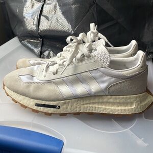 LIKE NEW mens adidas white/cream sneakers size 10.5